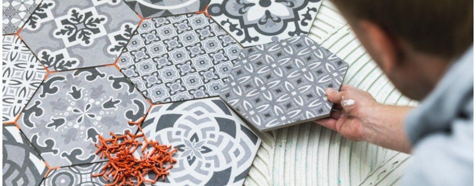 Carrelage, béton ciré, et revêtement décoratif